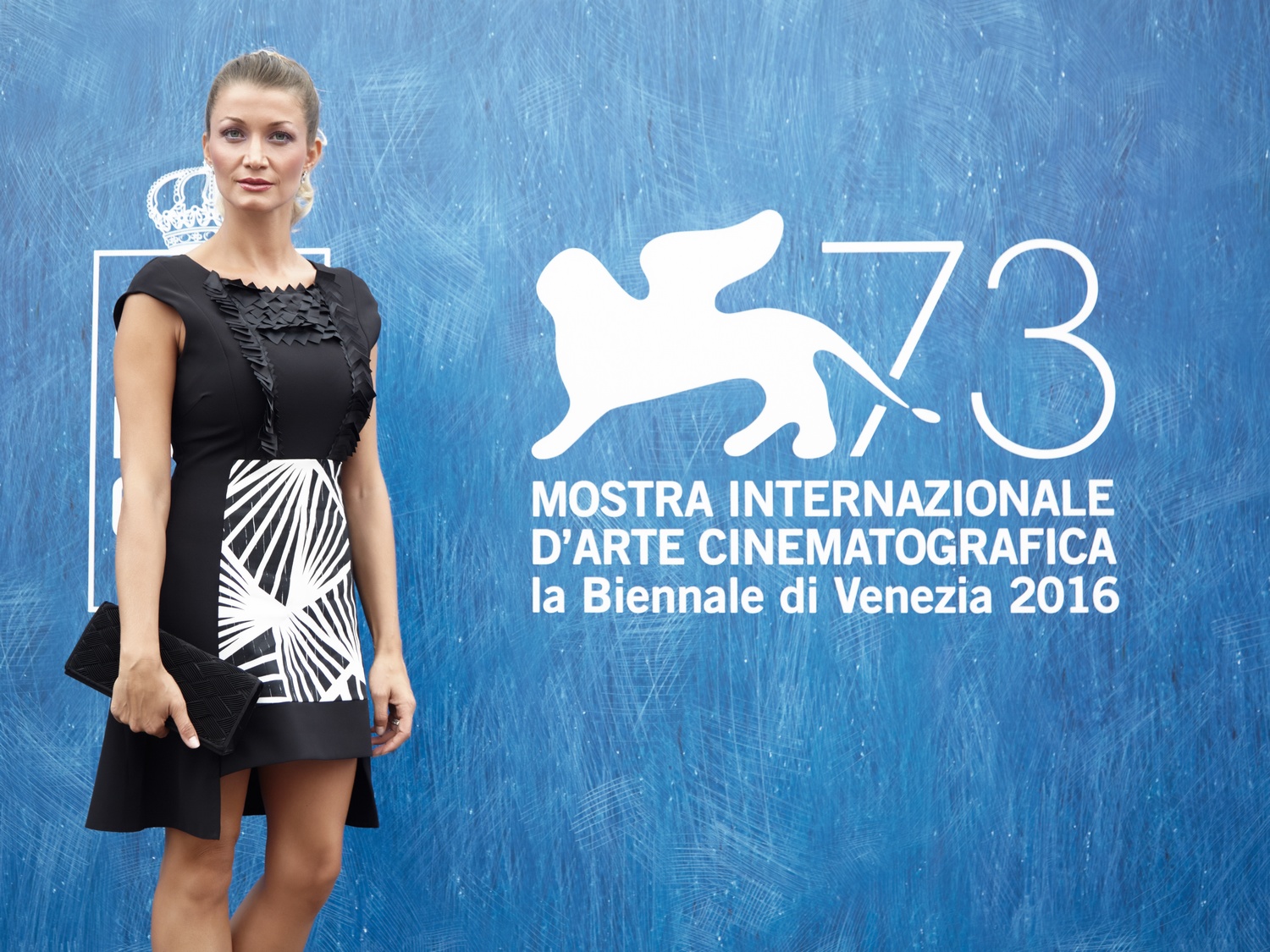 Attrice Strozzi a Venezia con abito Marta Jane Alesiani 01